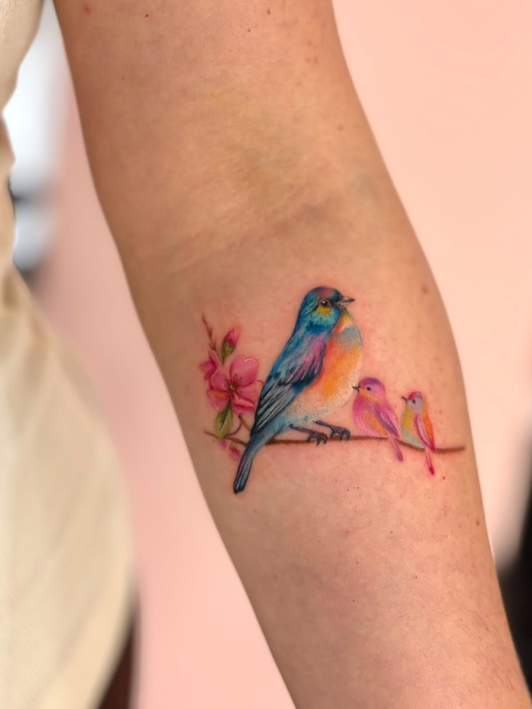 Exemplo prático de tatuagem colorida realizada pela mentora - Família de Pássaros