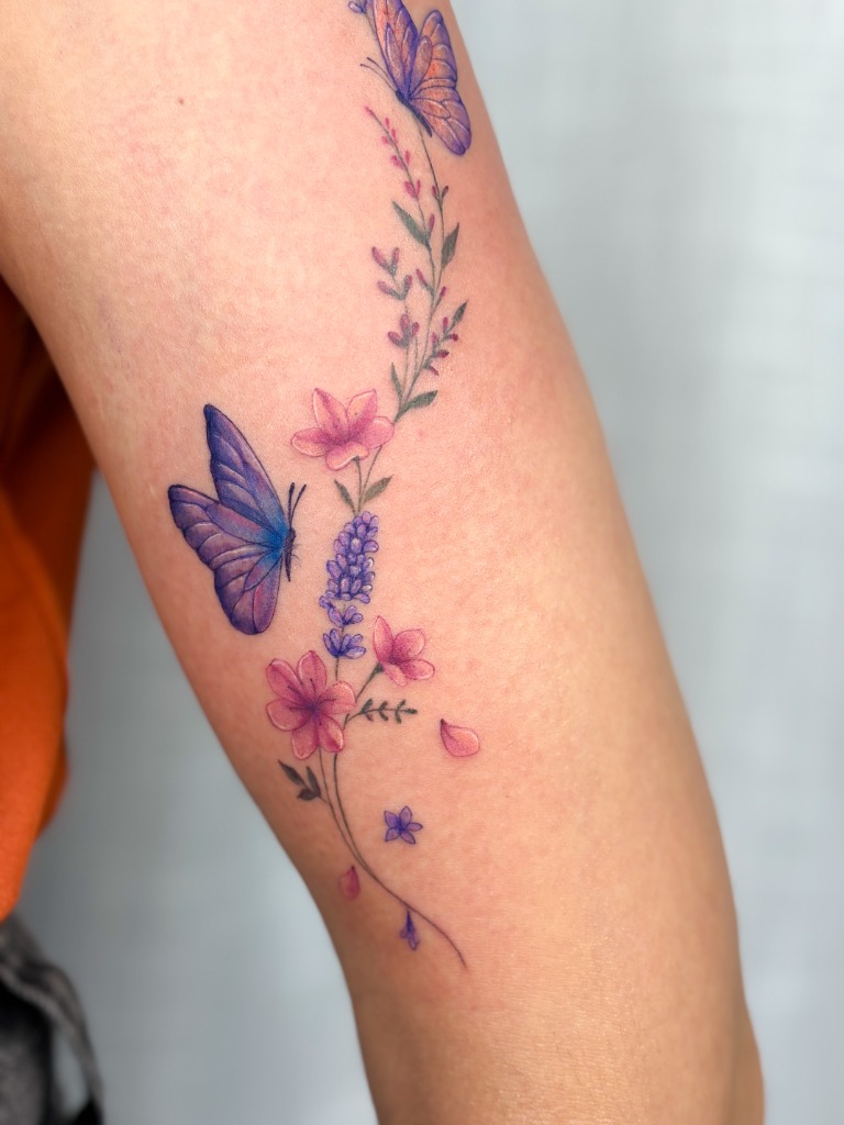 Tatuagem de Borboleta e Flores realizada pela mentora